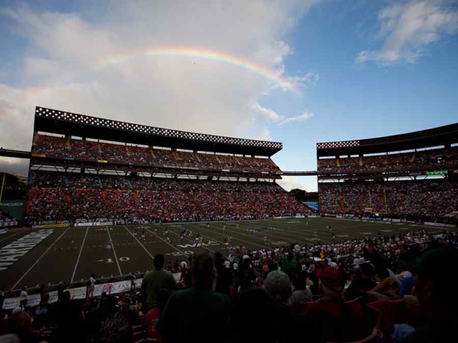 2010 University of Hawaii (UH) Football vs. USC gallery image 4